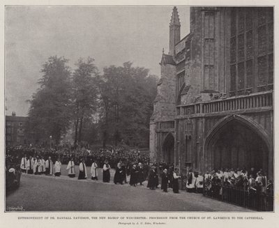 Inhuldiging van Dr Randall Davidson, de nieuwe bisschop van Winchester, processie van de kerk van St Lawrence naar de kathedraal door English Photographer