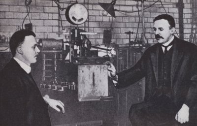 Ernest Rutherford, links, en Hans Geiger in het Natuurkundig Laboratorium van de Universiteit van Manchester door English Photographer