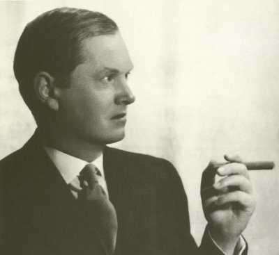 Evelyn Waugh, portret, rokend sigaar door English Photographer