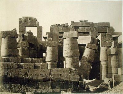 Buitenaanzicht van de hypostyle van de grote tempel in Karnak door English Photographer