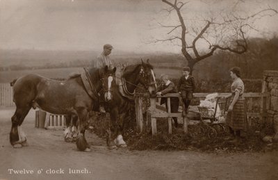 Familie op het platteland stopt met werken voor de lunch door English Photographer
