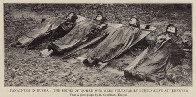 Fanatisme in Rusland, de lichamen van vrouwen die vrijwillig levend begraven werden in Ternovka door English Photographer