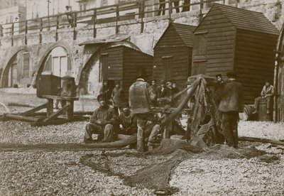 Vissers afgebeeld met hun netten op het strand in Brighton door English Photographer