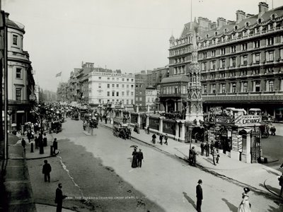 Algemeen uitzicht langs de Strand met Charing Cross Station door English Photographer