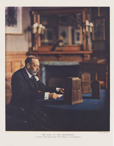 George V zendt zijn kerstboodschap uit aan het Britse Gemenebest en Rijk door English Photographer