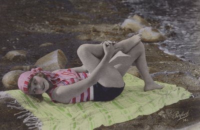 Meisje liggend op handdoek op strand door English Photographer