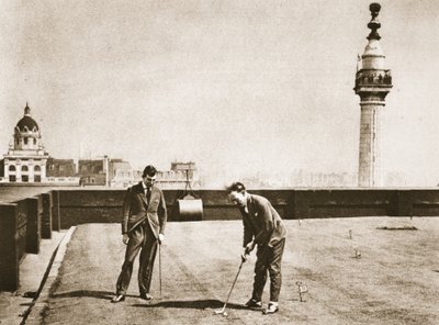 Golf oefenen voor kantoormedewerkers op het dak van Adelaide House, uit Wonderful London, gepubliceerd 1926-27 door English Photographer