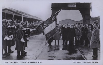 Zijne Majesteit de Koning groet een Franse vlag door English Photographer