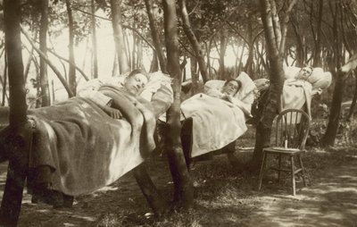 Hopplukkers die in hangmatten slapen op een boerderij in Kent door English Photographer