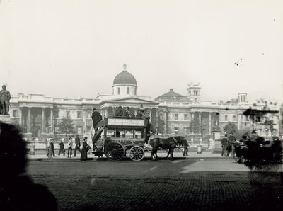 Paardentransport op Trafalgar Square door English Photographer