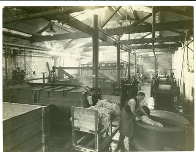Hydraulisch bediende ververij, tapijtfabriek, 1923 door English Photographer