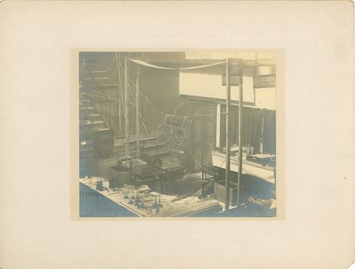 Afbeelding van het podium, bij de Royal Institution, vlak voor Tesla zijn lezing gaf in 1892 door English Photographer