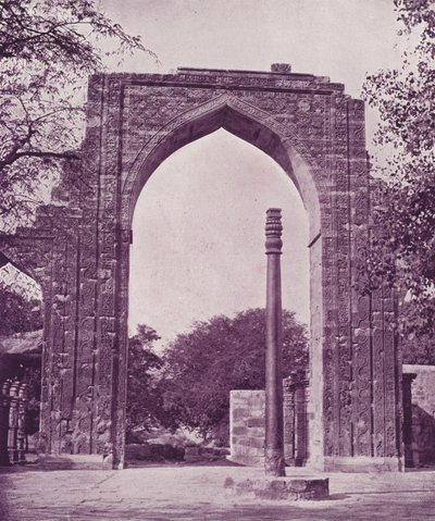 IJzeren Pilaar en Grote Boog, Delhi door English Photographer
