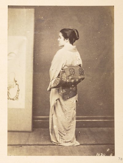 Japanse vrouw in traditionele kleding, Fotograaf: Onbekend Lucas Collectie: Fotografisch verslag van de wereldreis van Charles James en Morton P. Lucas door English Photographer