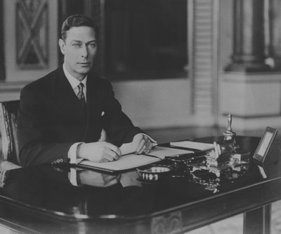 Koning George VI, aan zijn bureau door English Photographer