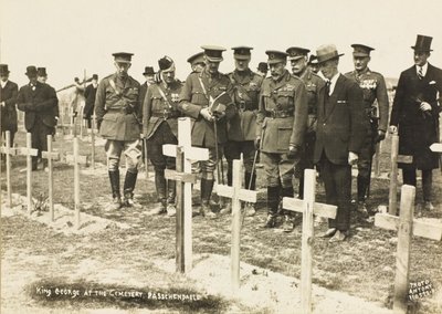 Koning George V bij de begraafplaats, Passendale door English Photographer