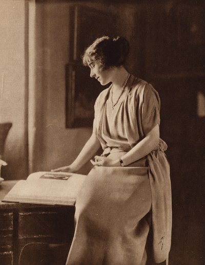 Lady Elizabeth Bowes-Lyon, toekomstige koningin-weduwe van koning George VI door English Photographer