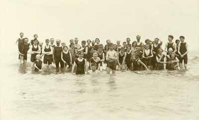 Grote groep zwemmers die in het water staan door English Photographer