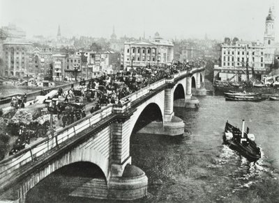 Londen Brug: paard-en-wagen verkeer op de brug, 1895 door English Photographer