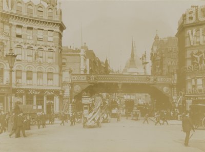 Ludgate Circus door English Photographer