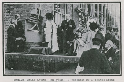Madame Melba legt haar stem vast in een hoeksteen door English Photographer