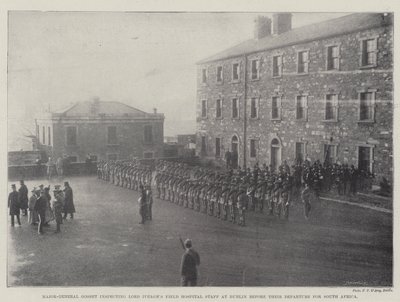Generaal-majoor Gosset inspecteert het veldhospitaalpersoneel van Lord Iveagh in Dublin voor hun vertrek naar Zuid-Afrika door English Photographer
