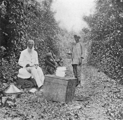 Middagpauze tijdens de mars, uit Under the African Sun; Under the African sun; een beschrijving van inheemse rassen in Oeganda, sportieve avonturen en andere ervaringen, door William John Ansorge, 1899 door English Photographer