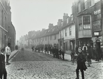 Mill Lane: vanaf Deptford Broadway, Londen, 1895 door English Photographer