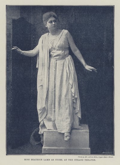 Miss Beatrice Lamb als Niobe, in het Strand Theatre door English Photographer