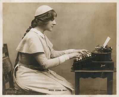 Juffrouw Edna May, bij typemachine door English Photographer