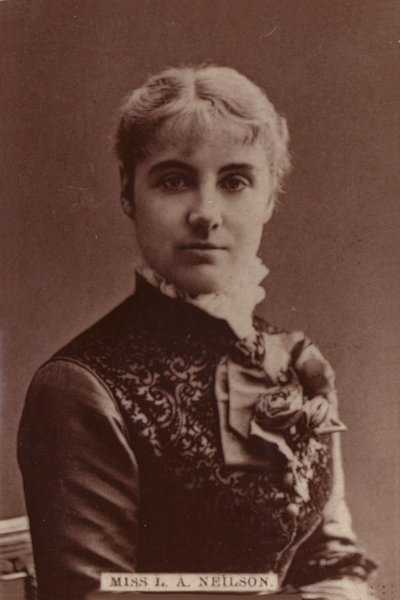 Miss L. A. Neilson door English Photographer