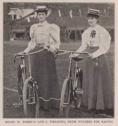 Misses W Roberts en J Fielding, prijswinnaars voor racen door English Photographer