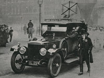 Auto met radio-ontvangstapparatuur en een frame-antenne op het dak van de auto door English Photographer