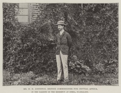Mr H H Johnston, Britse Commissaris voor Centraal-Afrika, in de Tuinen van de Residentie in Zomba, Nyassaland door English Photographer