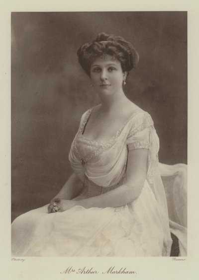 Mevrouw Arthur Markham (z/w foto) door English Photographer