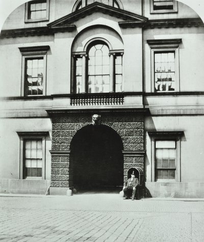 Northumberland House, Charing Cross, Westminster: binnenplaats, 1880 door English Photographer