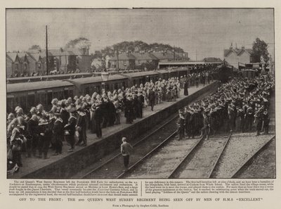 Op naar het front, het 2e Queens West Surrey Regiment wordt uitgezwaaid door mannen van H.M.S. Excellent door English Photographer