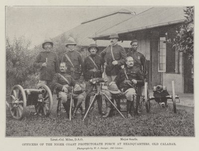 Officieren van de Niger Coast Protectorate Force bij het hoofdkwartier, Old Calabar door English Photographer