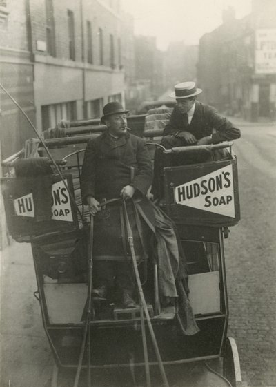 Omnibus en bestuurder door English Photographer