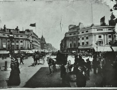Oxford Circus, Westminster LB: kijkend naar het oosten, 1895 door English Photographer