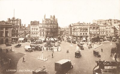 Piccadilly Circus door English Photographer