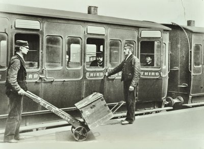 Perronportiers op een treinstation, 1885 door English Photographer