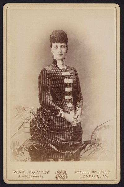 Portret, Alexandra van Denemarken, gehuwd met Prins Albert Edward, later koning Edward VII (zw/w foto) door English Photographer