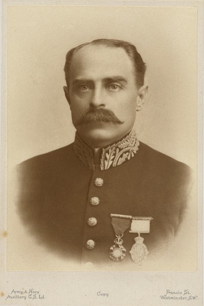Portret van Francis Younghusband (zwart-wit foto) door English Photographer