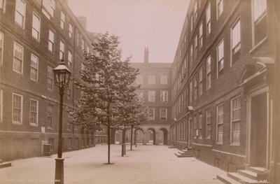 Ansichtkaart met Pump Court in Middle Temple door English Photographer