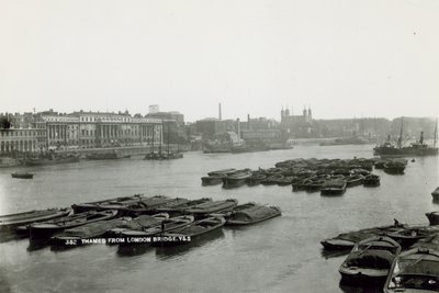 Ansichtkaart met een uitzicht op de Theems vanaf London Bridge door English Photographer