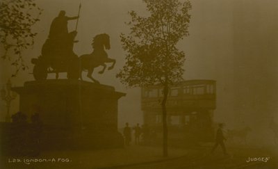 Ansichtkaart met een afbeelding van Londen in de smog door English Photographer