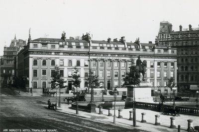Ansichtkaart met een afbeelding van Morleys Hotel door English Photographer