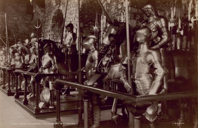 Ansichtkaart met een afbeelding van de Wapenkamer in de Tower of London door English Photographer