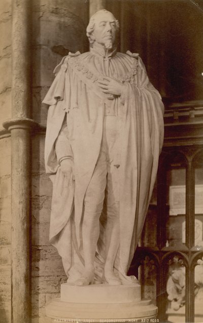 Ansichtkaart met een afbeelding van een standbeeld van Benjamin Disraeli door English Photographer